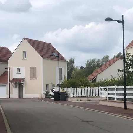 Apartament Lilya House Saint-Pierre-du-Perray